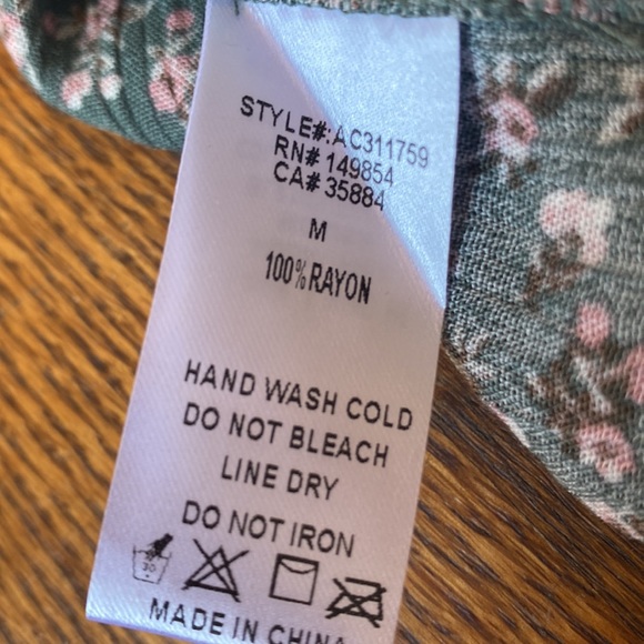 NWT Sadie and Sage brand sage green cropped tie front rayon top. Size Medium - Picture 7 of 7